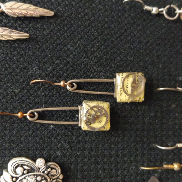 10 pairs of assorted costume earrings. Made from various materials. - Picture 8 of 11